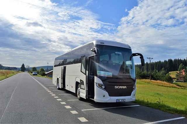 Exploring the Benefits of Coach Bus Services for Travelers